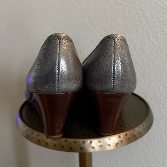 Tory Burch Navy Open Toe Wedges With Gold Emblem - Picture 8 of 13